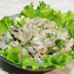 Салат с курицей и шампиньонами / Простые рецепты