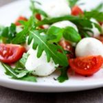 Салат с моцареллой и помидорами / Простые рецепты