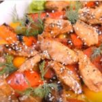 Теплый салат с курицей и овощами / Простые рецепты