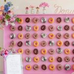 Стена из пончиков – новый свадебный тренд